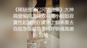 黑丝露脸短发风骚少妇用小嘴伺候大哥鸡巴，全程露脸深喉草嘴，电动道具抽插骚穴，听狼友指挥