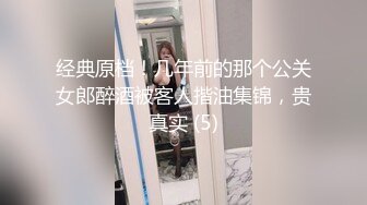 巨乳妻子和老公在厨房关起门来做饭，用辣椒辣老公小弟弟，被辣的爽么，跪舔大鸡巴 ，客厅还传来家人声音 刺激哦！