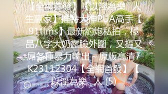 【双胞胎姐妹花浴室诱惑】长相清纯带着眼镜，浴室脱光光湿身诱惑，贫乳小奶子，翘起美臀拍打，坐马桶上掰穴特写