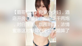 【极品稀缺??破解摄像头】漂亮学生妹在家也会按耐不住摸逼玩几下 边看手机啪啪小视频边玩穴 这是缺男人了 高清720P版