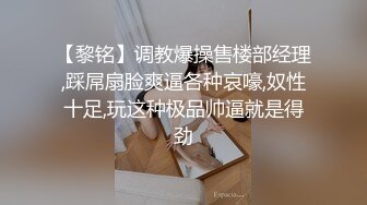 漂亮妖媚的伪娘从性感白色内裤里掏出小弟弟把玩，玩不腻的性感鸡巴，爱了爱了！