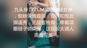 抖音巨乳网红李雅晚上寂寞难耐小区附近溜达搭讪18岁楞青小伙把他带回家玩弄，满足她的兽欲