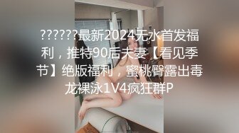   两个中年少妇加一个极品御姐，三女同床伺候大哥激情啪啪直播互动狼友