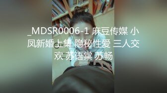 蓝衣漂亮小姐姐笔直大长腿坐在沙发上舔吸鸡巴