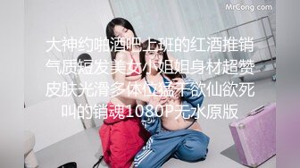 《极品CP??魔手?外购》近在咫尺商场特写镜头偸拍女厕各种大屁股小姐姐方便~好多气质美女~翘臀女白色分泌物扯了好长也不断