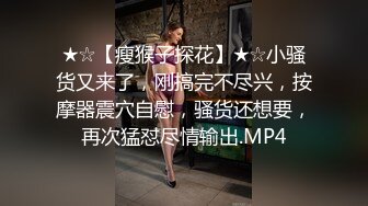 变态偷拍牛人闯入女厕手持拍摄美女们尿尿,还猛闻女神换下来的卫生护垫,说真香,最后用来撸一发