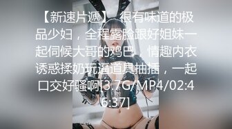 穿着防晒衣的大二舞蹈社嫩妹抄底尿尿，仔细欣赏一下她没经过什么