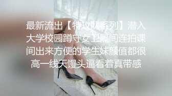 葫芦影业 小伙开着宝马车放了一瓶红牛停在大学门口 看看有没有学妹上钩