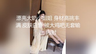 TWTP 公园女厕全景偷拍多位极品美女嘘嘘⭐有个美女露奶头 (1)