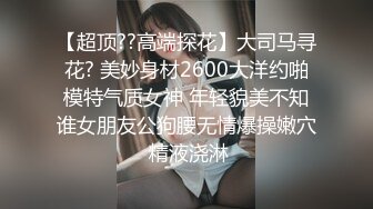 牛仔裤网红脸妹子，沙发调情口交再到床上骑乘抽插，被捅菊花疼不让操了