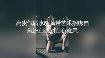 大神潜入餐厅女厕近距离偷窥斑点裙少妇的小黑鲍