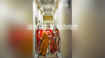 《极品CP☀️魔手外购》原版4K热闹商场女厕偸拍超多小姐姐方便，能看脸又能看壁，半蹲式撅个大腚双洞粉嫩过瘾极了 (2)