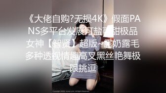 小伙子约了个妈妈，53岁芳龄，吃完晚饭楼下接她车震，倒挺有味道，阿姨一点不害羞，放的开玩的爽！