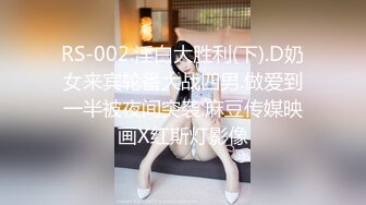 亚籍长相甜美粉嫩美乳妹子跳蛋自慰诱惑，露奶退下内裤跳蛋塞入粉穴自摸拉扯