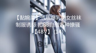 白丝蜜桃奶，诱人小粉逼颜值不错的小女人激情大秀，全裸好身材揉奶玩逼给狼友看特写，精彩互动展示不要错过