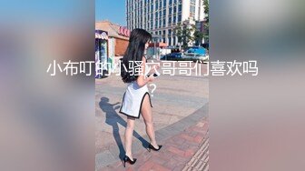 公園草坪上半坐著休息的紅短裙美少婦,不小心敞開的白內褲和鼓鼓的陰部