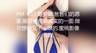 这是哪个公司的极品骚妹子上着班就玩，无毛白虎逼展示，后面还有个大哥在工作，揉奶玩逼道具插都喷水了刺激