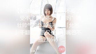 小保健按摩完再让妹子打飞机，漂亮妹子撩起衣服舔白皙奶子，抹上精油撸管高潮射精