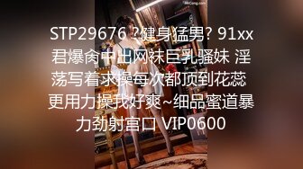 模特招聘艺校美眉月月洗完澡躺在床上被摄影师用手和情趣用品玩