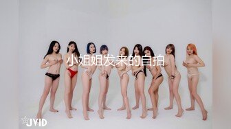 白皙性感的美女嫩模艾栗栗被3男高价钱约到公寓啪啪,同时伺候3人忙不过来,每次只能被2人同时插.