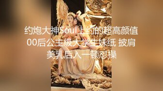 漂亮美少妇一边玩手机一边尿尿 下面有点黑 真的是人美B遭罪