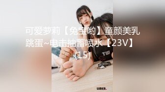 小伙子搞50岁老阿姨，让阿姨表演一番自慰，摸骚逼，‘哇哇哇，好多水，水’，阿姨都乐坏啦！