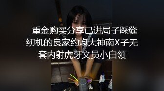   长发及腰蜜桃臀新人御姐开档黑丝露臀，骑乘一下下撞击，细腰肥臀太诱人了，搞得太爽浪叫不停