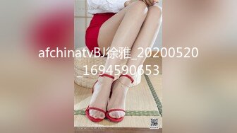 00后嫩妹脱光光贫乳翘起屁股看穴，给炮友带上套子插入