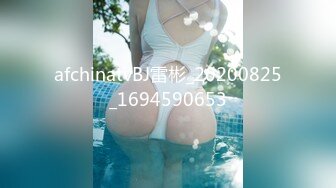 酒店女厕偷拍 牛仔裙少妇还是一个刮光了的无毛B