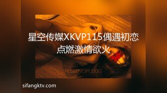 浴场人声鼎沸，挑战不同场合啪啪【Avove】人来人往间，淫荡小情侣到洗手间来一炮，无套后入极品翘臀，口暴太刺激紧张