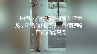 22歲騷女友故意跑到公廁，視訊玩跳蛋給男友看，突然被隔壁的聲音嚇一跳！