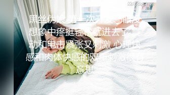 直播间里的骚姐妹镜头前大秀直播，揉奶抠逼道具抽插，姐妹互草拿着假鸡巴后入激情，听狼友指挥浪叫精彩刺激