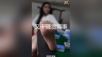  极品圆润美臀小少妇居家夫妻啪啪，跪着按头深喉插嘴，开档黑丝翘起大屁股后入