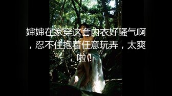 叫上女友再叫一个妹子玩双飞一起洗澡舔弄镜头前扣逼