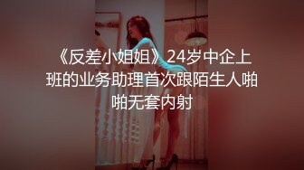 淫妻 老婆给单男足交 单男给老婆舔逼 看的我不争气的硬了 绿帽视角近距离欣赏 大肉棒插小骚逼