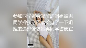 骚货老婆巨无霸自慰，老公的小鸡巴已满足不了需求，老公手拿假屌帮忙插！