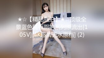   高颜值美女露出 这奶子好大 乳头也超大 下面还是无毛的 旁边还有这么多人 看着有点刺激