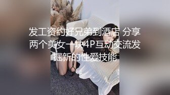  高二学生妹被男友调教在环卫工背后脱裤子漏奶子,还把裤子脱了地上爬