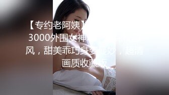 黑丝骚妹子躺床上玩手机被小哥鸡巴塞进嘴里抽插，温柔舔弄深喉，跳蛋玩骚穴淫水好多，无套抽插爆草呻吟可射