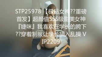 极品淫乱骚婊 4P堪比AV 两手各握肉棒一个舔B (2)