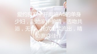 养生馆风骚女技师帮助小哥一起玩弄女顾客激情双飞，道具玩逼骑在脖子上草嘴，按摩床上轮草两女浪叫呻吟不断