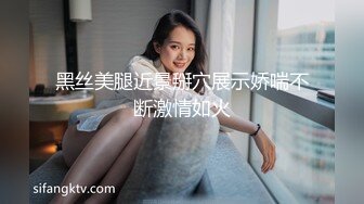 颜值不错的轻熟女露脸激情3P，让两个小哥玩弄，口交大鸡巴揉奶玩逼，道具抽插后入爆草嘴里还要屌鸡巴好嗨奥