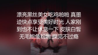 车展现场抄底大长腿美女车模和漂亮的美女职员 (2)