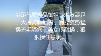 商场女厕蹲守粉衣黑裤眼镜美妇两片紧闭的细长红穴缝真想插进去