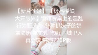  黑丝女仆两个年轻的小骚妹让两小哥床上玩弄，大姨妈都来了还骚呢