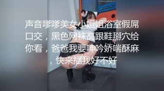 跟骚逼少妇玩个车震，这娘们好骚啊露脸让大哥玩逼无套抽插，大鸡巴干着还要自己拿道具玩阴蒂，高潮喷水好湿