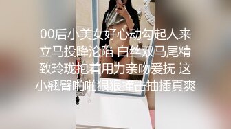 老公拿着单反相机，插入极品老婆的馒头穴