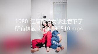 爱约啪的38岁熟女大姐姐阿萍,颜值还不错,沐洱肥厚黝黑,约个小黄毛啪啪,战力惊人