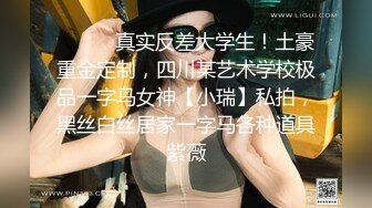 卫生间暗藏摄像头偷拍表姐洗澡前竟然用牙刷自慰