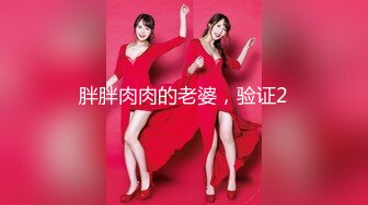 《极品CP魔手外购》商场女厕近景镜头先拍脸再拍逼，各种年轻美女小姐姐小少妇方便，大屁股潮妹透明内裤简直太骚了 (1)